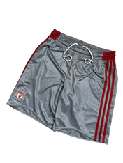 Szürke vintage Liverpool focishort, piros csíkokkal és hímzett klubcímerrel