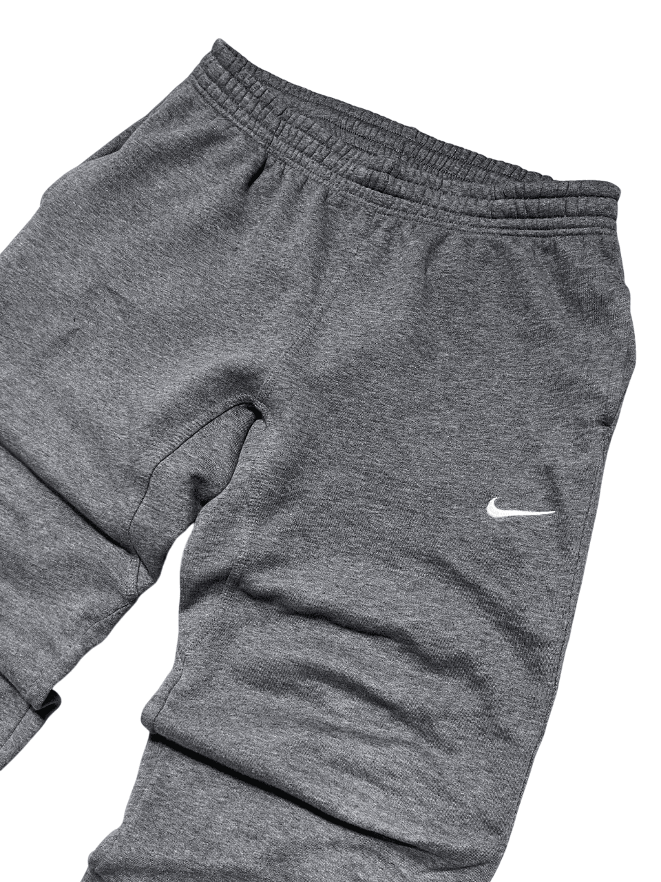 Szürke Nike streetwear melegítőnadrág, gumírozott derékkal és fehér logóval