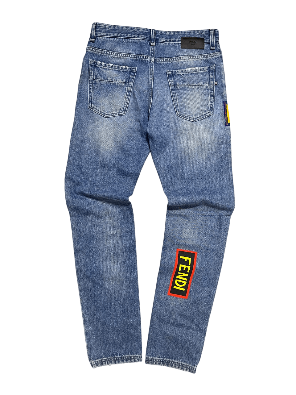 Vintage stílusú, világoskék Fendi farmer nadrág hátulján sárga logóval, streetwear divat