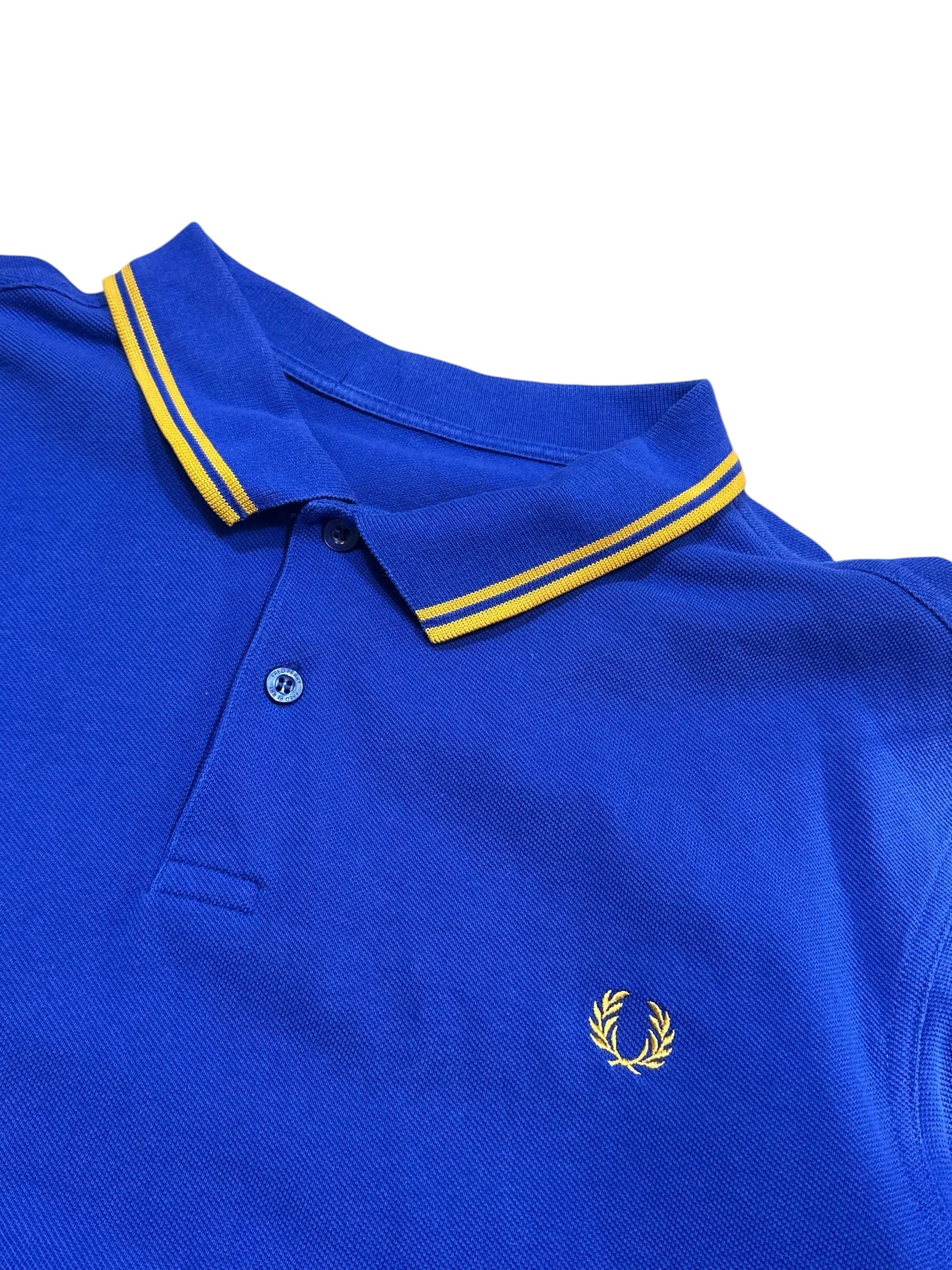 Candy Streetwear kék Fred Perry férfi póló sárga csíkos gallérral és hímzett babérkoszorú logóval