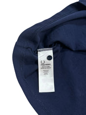 Candy Streetwear sötétkék Fred Perry pamut piké póló belső címkéje és tartalék gombja