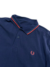 Candy Streetwear sötétkék Fred Perry pamut piké pólóing piros és világoskék csíkos gallérral, hímzett logóval.
