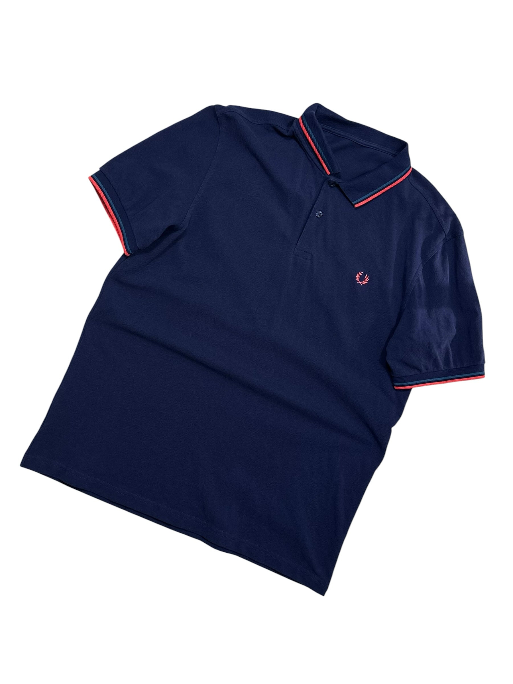 Candy Streetwear sötétkék Fred Perry férfi pamut piké póló piros és világoskék csíkos gallérral és hímzett logóval