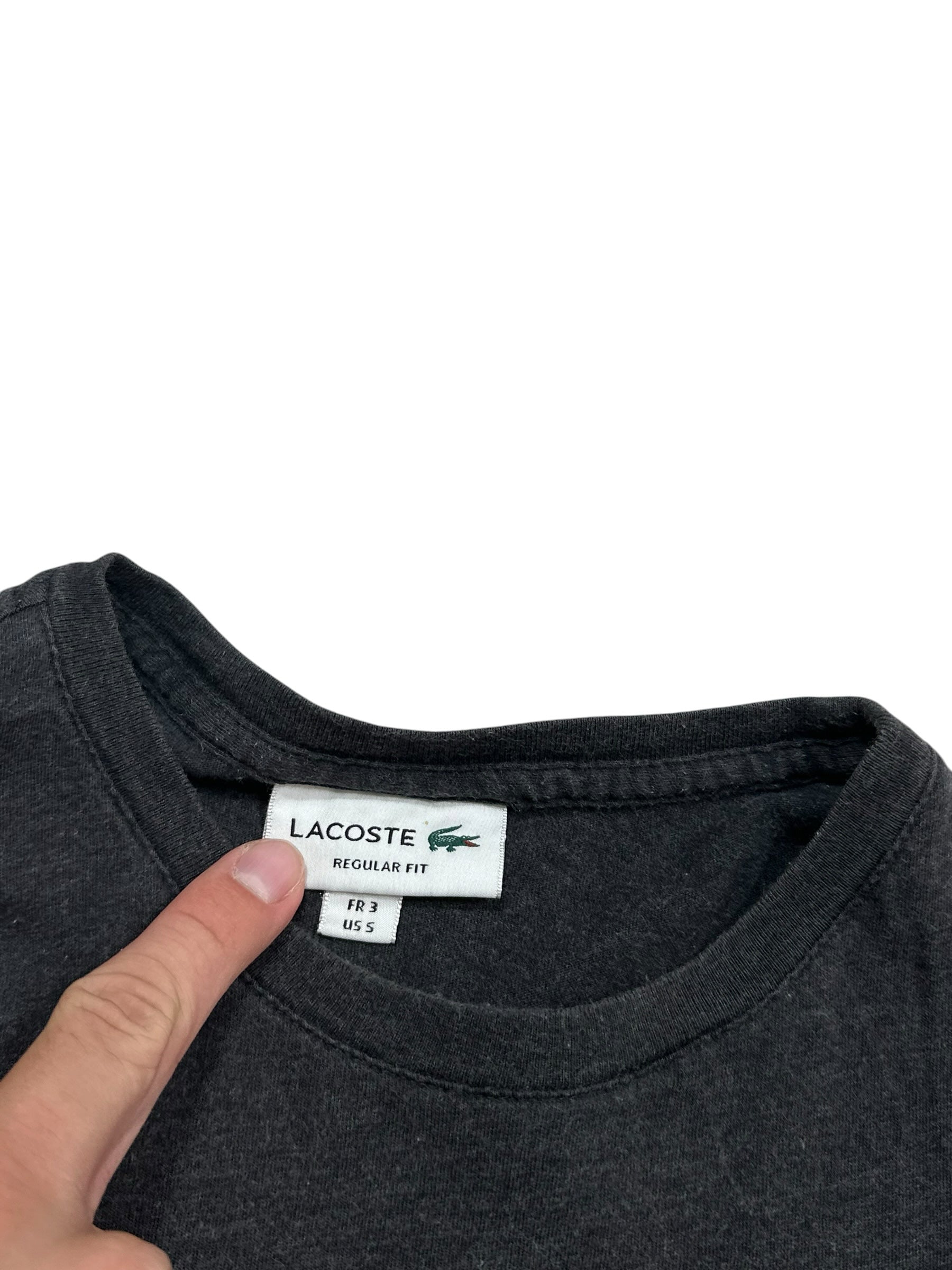 Candy Streetwear sötétszürke melírozott Lacoste pamut póló belső címkéje a Regular Fit felirattal és krokodil logóval