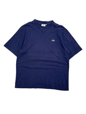 Candy Streetwear sötétkék Lacoste Sport V-nyakú férfi póló ikonikus krokodil logóval és rövid ujjakkal.