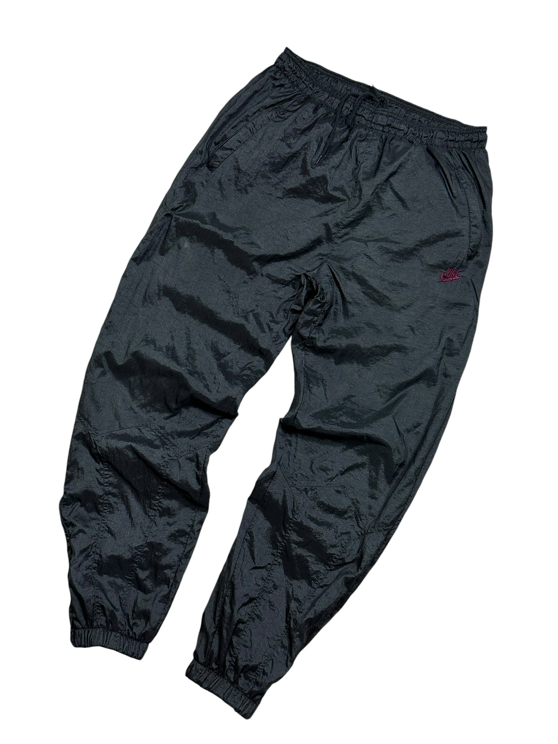 Candy Streetwear fekete, gyűrt hatású Nike melegítőnadrág bordó hímzett logóval, rugalmas derékpánttal és cipzárral.