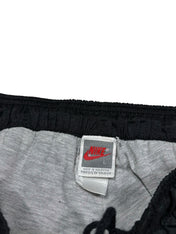 Candy Streetwear vintage Nike melegítőnadrág belső címke, fekete gyűrt külső résszel és szürke pamut béléssel.