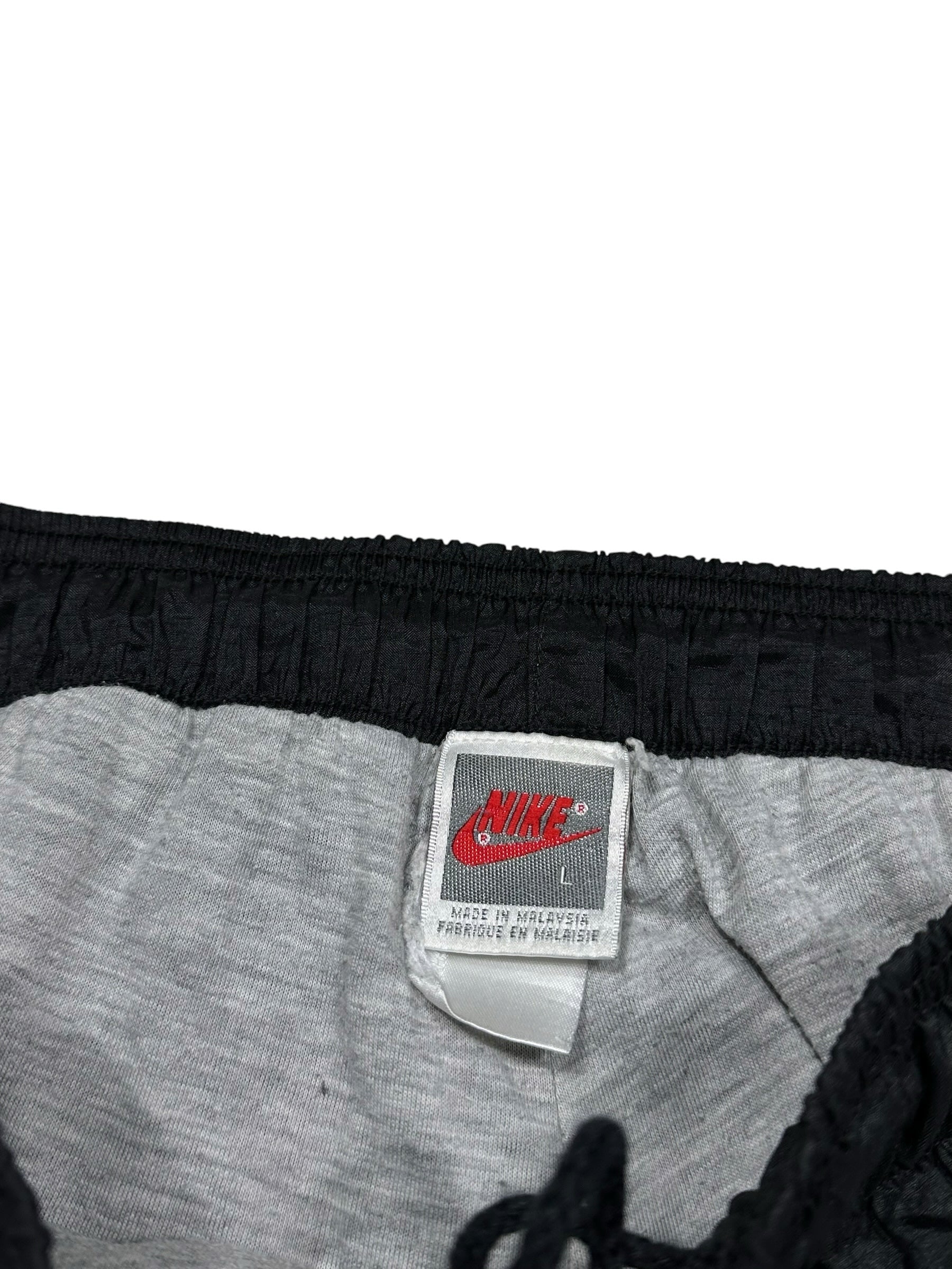 Candy Streetwear vintage Nike melegítőnadrág belső címke, fekete gyűrt külső résszel és szürke pamut béléssel.