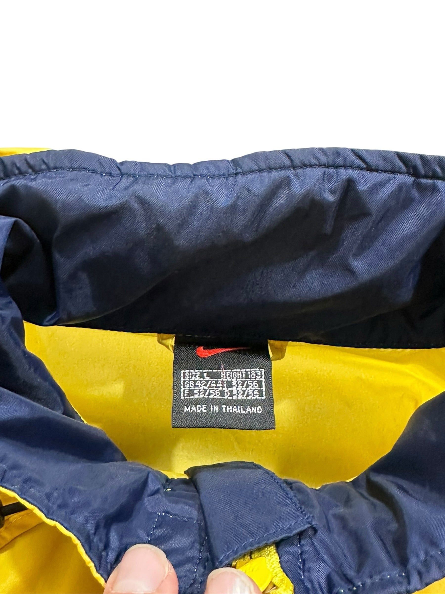 Candy Streetwear vintage Nike széldzseki belső címkéje sárga és sötétkék anyaggal, Thaiföldön készült L-es méret