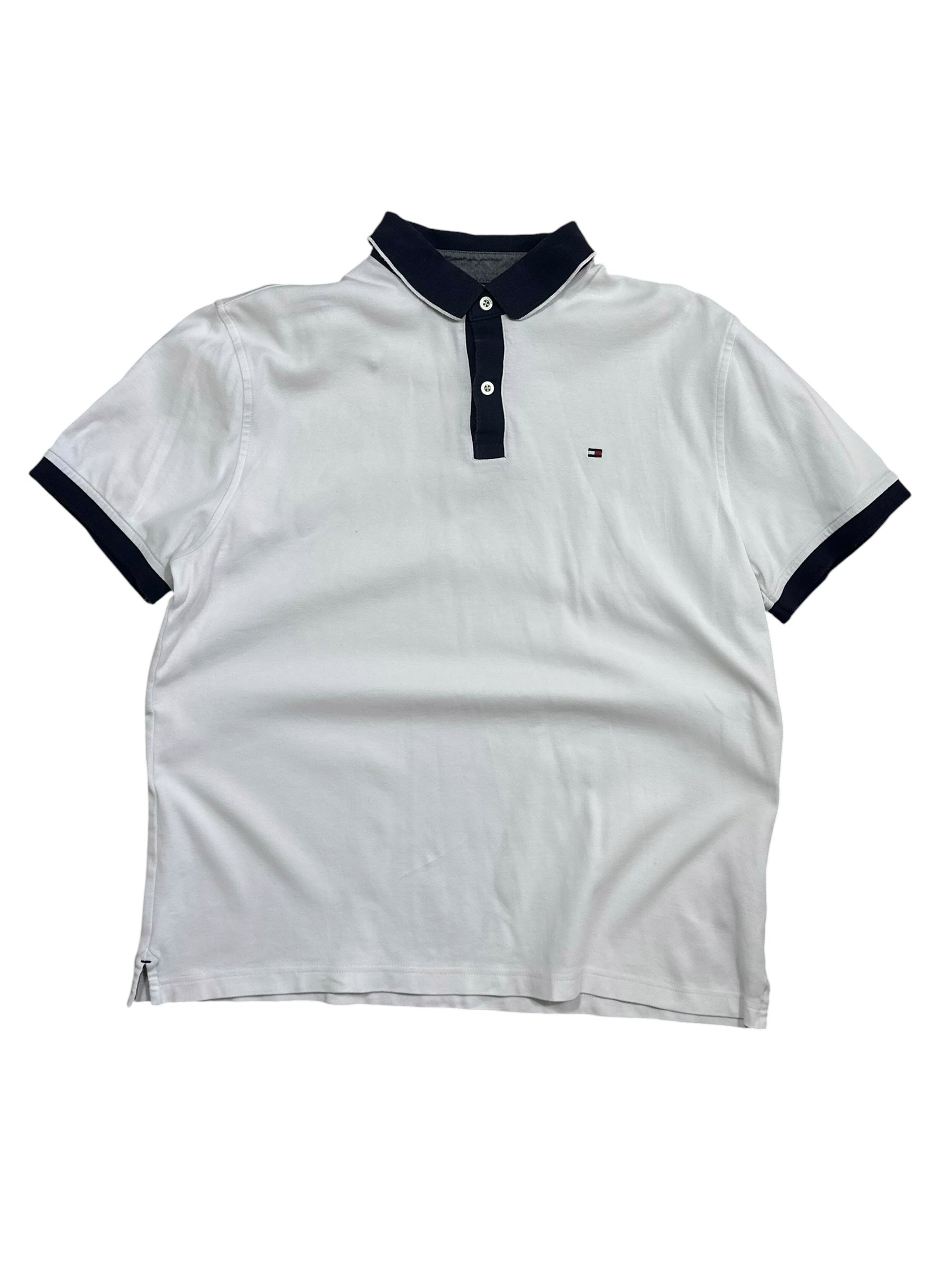 Candy Streetwear Tommy Hilfiger fehér pamut férfi pólóing sötétkék gallérral és ujjvégekkel, mellkasi logóval.
