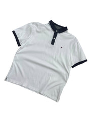 Candy Streetwear Tommy Hilfiger fehér férfi pólóing sötétkék kontrasztos gallérral és ujjvégekkel, pamut anyagból.
