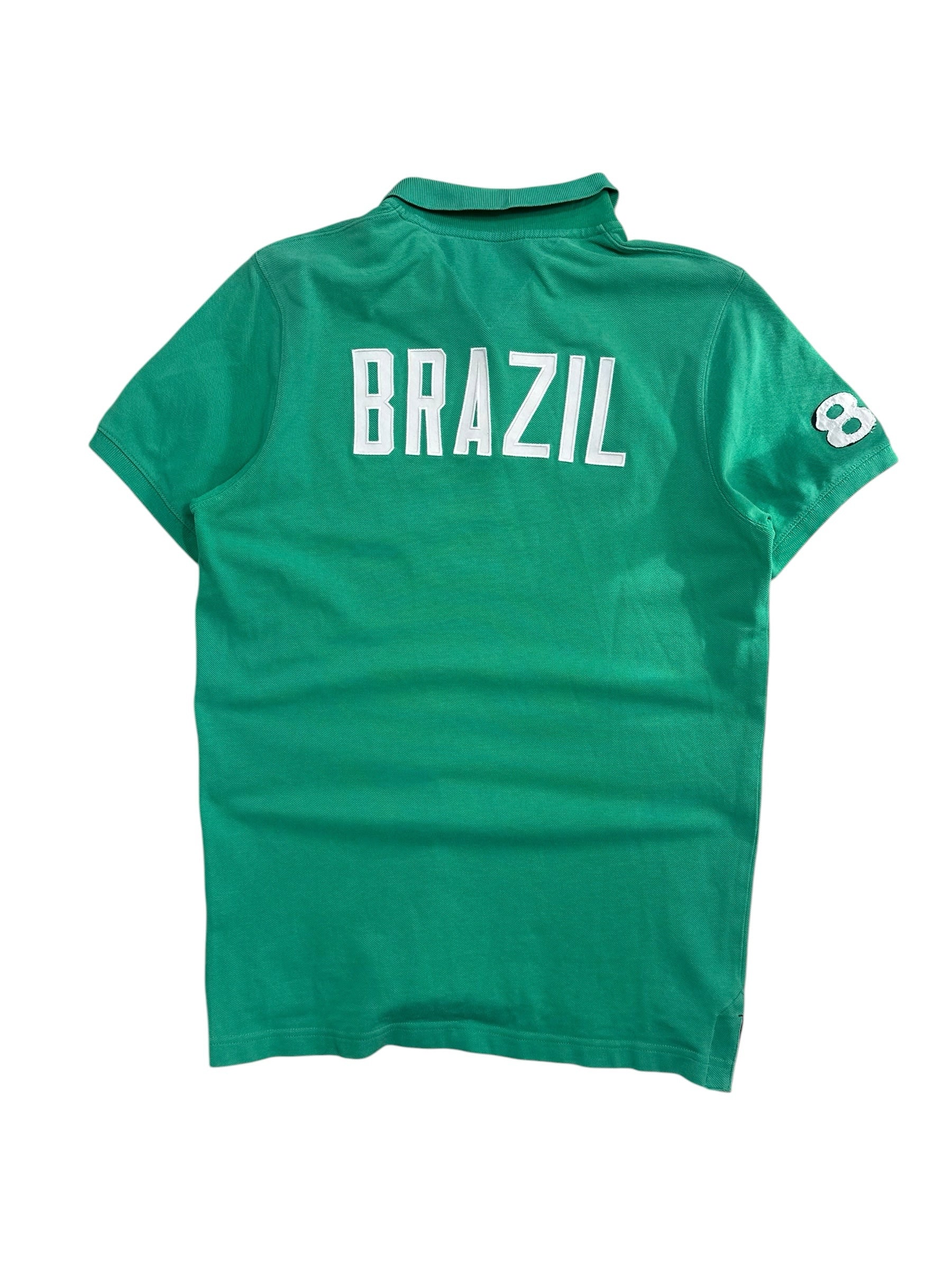 Candy Streetwear élénkzöld Tommy Hilfiger férfi piké póló hátulról, fehér Brazil felirattal és 8-as számmal az ujján