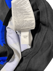 Ruhacímke fekete, kék és fehér vintage streetwear pulóver belsejében, anyagösszetétellel.
