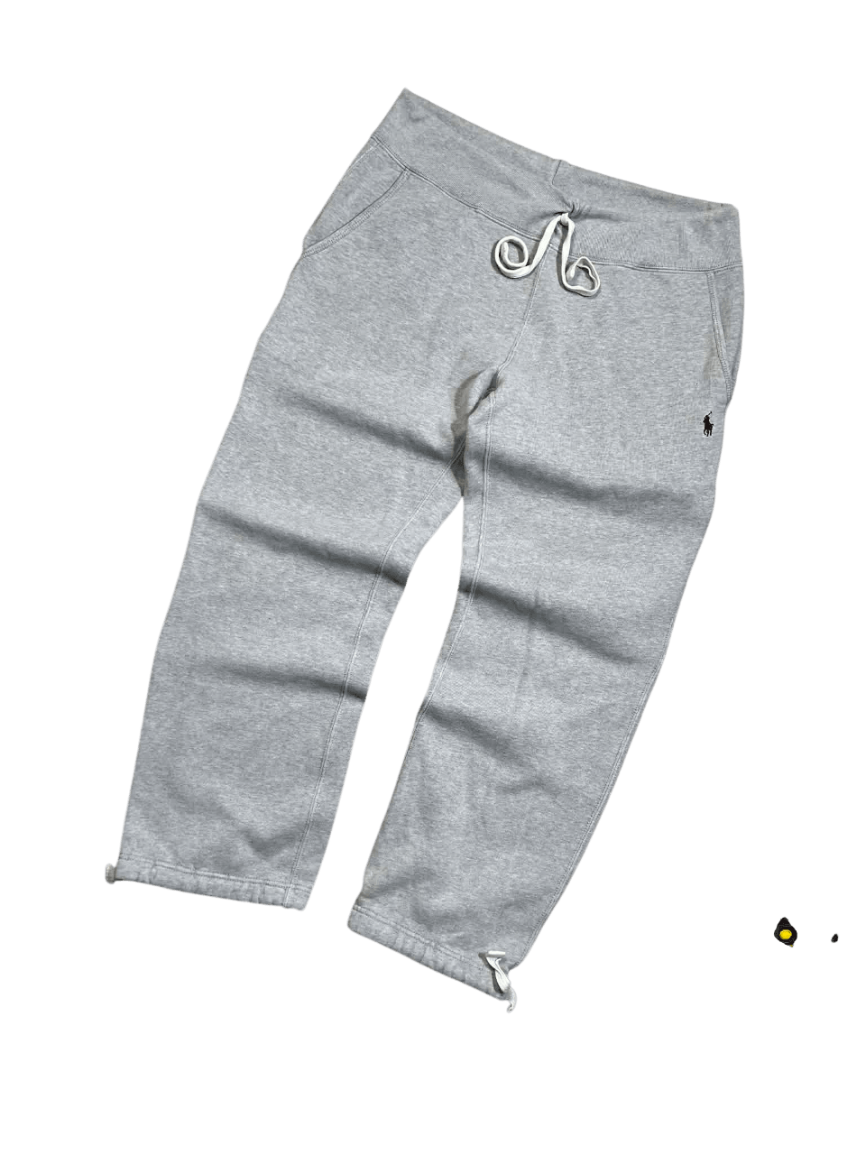 Világosszürke vintage melegítőnadrág zsinóros derékpánttal, oldalzsebekkel, streetwear stílusban