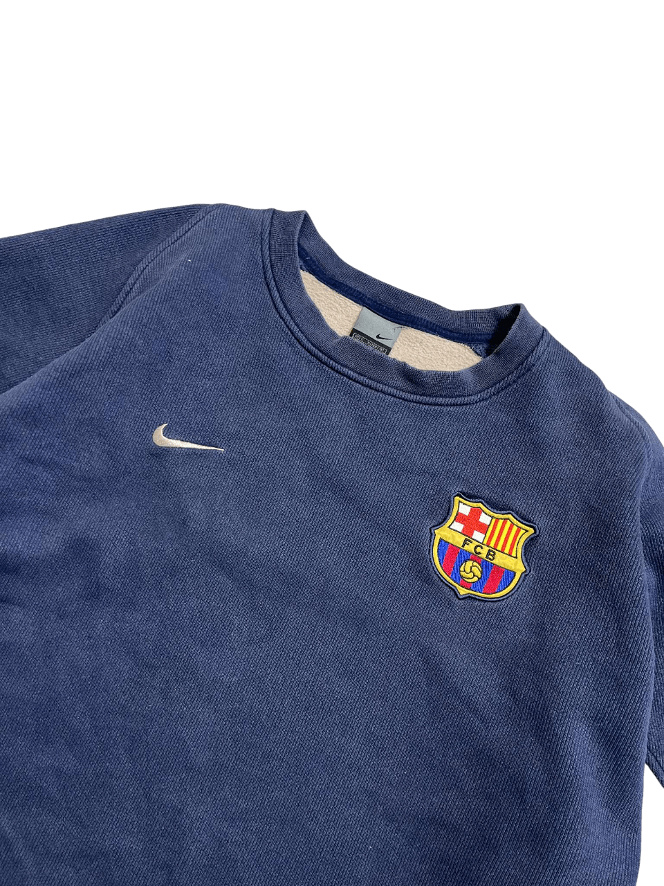 Vintage Nike sötétkék pulóver Barcelona címerrel, streetwear stílusú ruházat