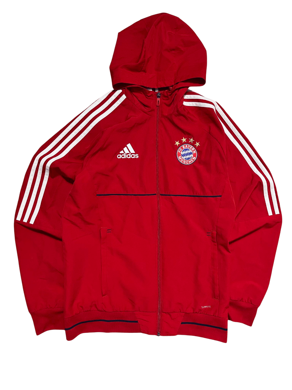 Piros Adidas kapucnis streetwear dzseki, FC Bayern München logóval és fehér csíkokkal.