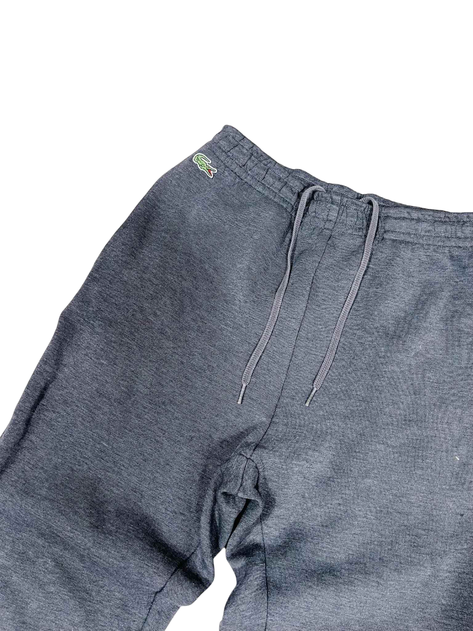 Sötétkék Lacoste melegítőnadrág, vintage streetwear, hímzett logóval és húzózsinórral.