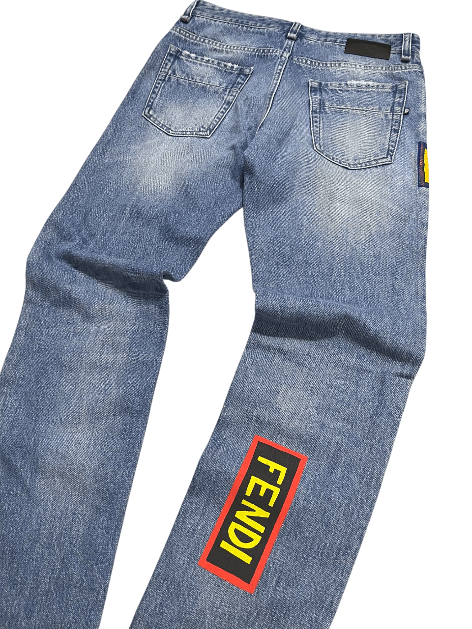 Vintage kék farmernadrág sárga-piros FENDI felirattal, streetwear stílusban