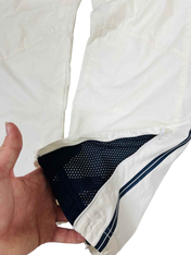 Fehér sportos streetwear nadrág kék csíkkal, hálós béléssel és cipzáros szárvéggel