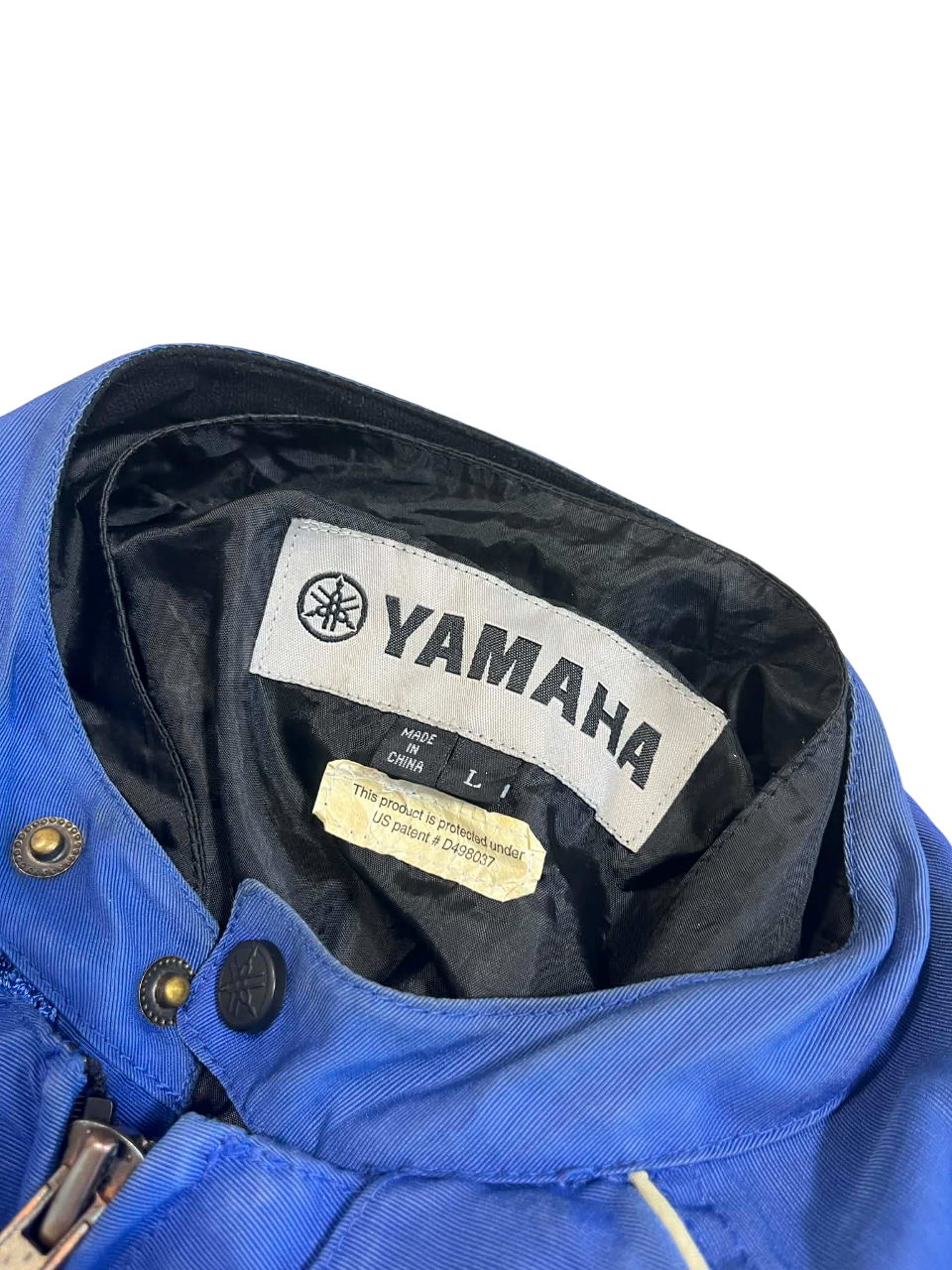 Kék Yamaha vintage streetwear dzseki belső címkéje, fekete bélés, patentos gallér
