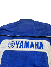 Kék Yamaha vintage dzseki hátulja fehér logóval, streetwear stílusban