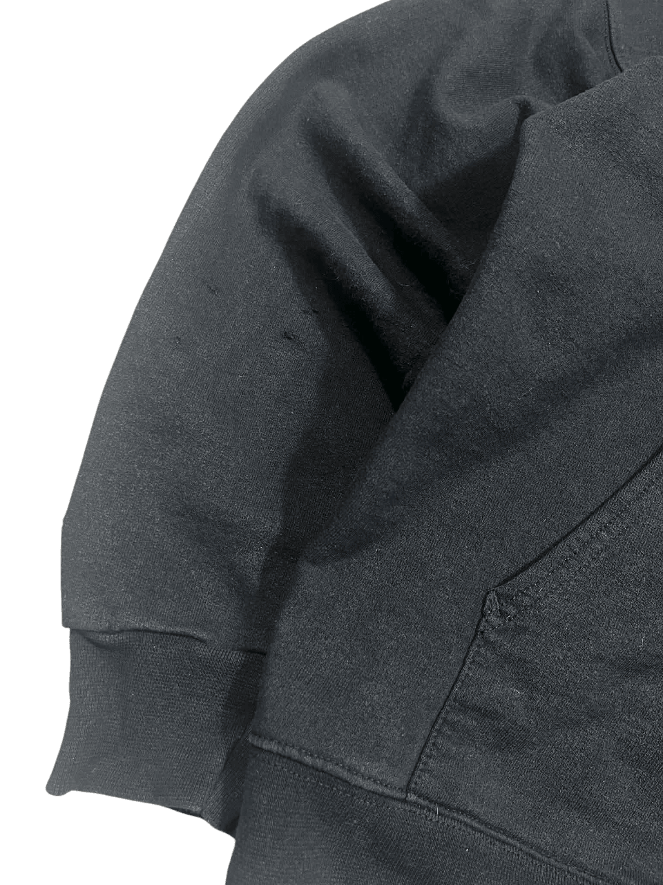 Fekete streetwear pulóver ujj részlet, prémium minőségű pamut anyag